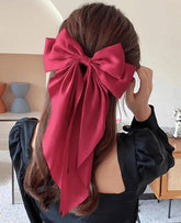 Laço de cabelo feminino grande em cetim com presilha, acessório elegante e versátil para penteados sofisticados.